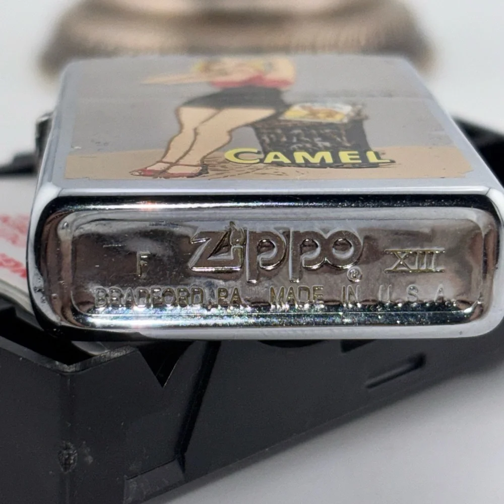 CAMEL CIGARETTES BATHING BEAUTY PINUP GIRL ZIPPO LIGHTER MINT IN BOX 1997​​ - Picture 2 of 3